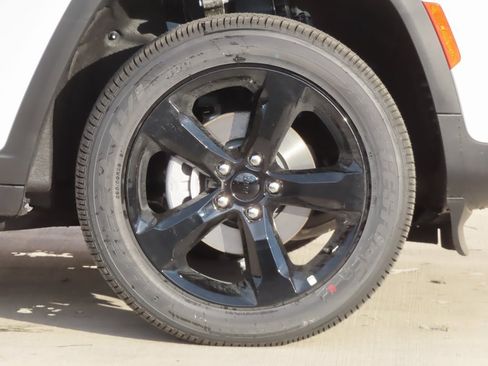 New 2025 Jeep Grand Cherokee Altitude image 14