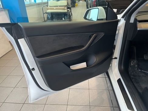 Used 2021 Tesla Model Y Long Range image 10