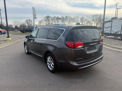 Used 2017 Chrysler Pacifica Limited image 5