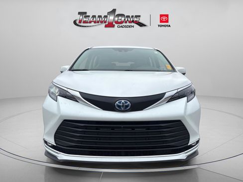 Used 2024 Toyota Sienna XLE image 4