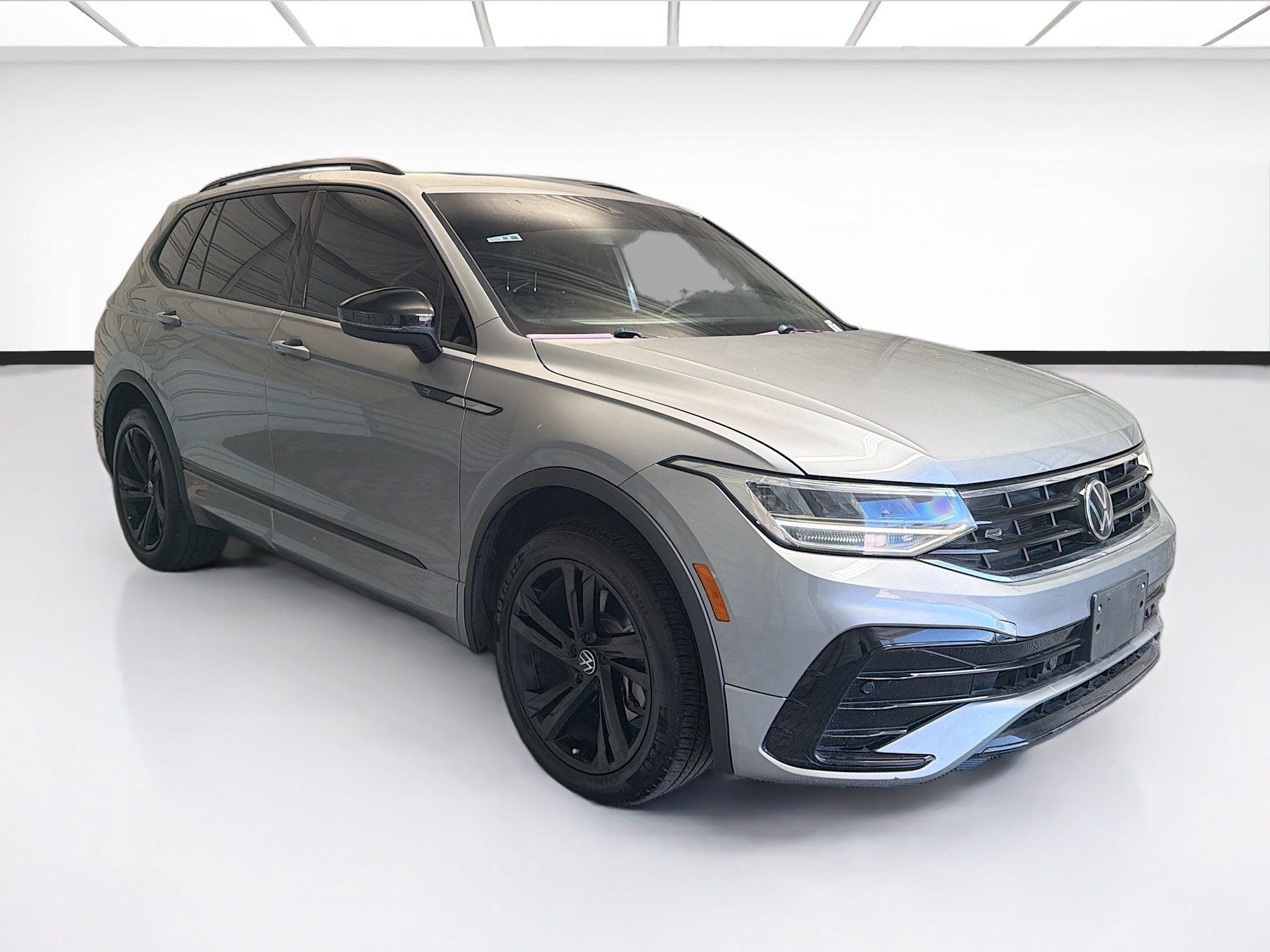 Used 2023 Volkswagen Tiguan SE R-Line FWD image 3