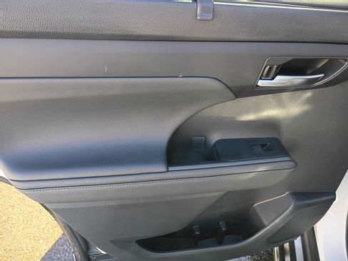 Used 2024 Toyota Highlander XLE image 11
