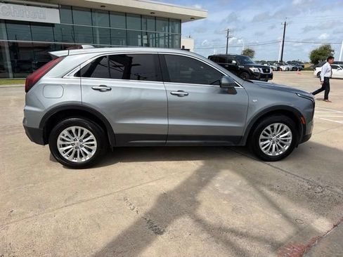 Used 2024 Cadillac XT4 Luxury w/ Cold Weather Package FWD image 5