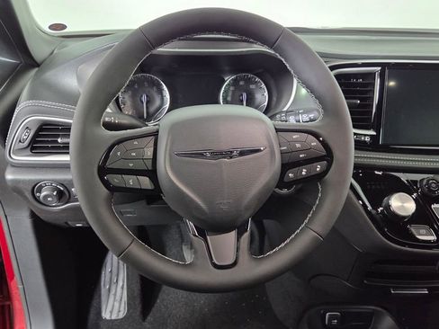 New 2026 Chrysler Pacifica Select image 16