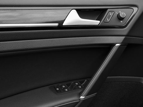 Used 2016 Volkswagen Golf R 4-Door image 18