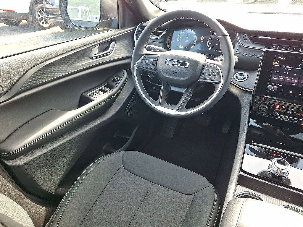 Used 2025 Jeep Grand Cherokee Laredo w/ Luxury Tech Group I AWD/4WD image 15