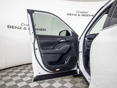 Used 2021 Toyota Highlander XLE FWD image 21