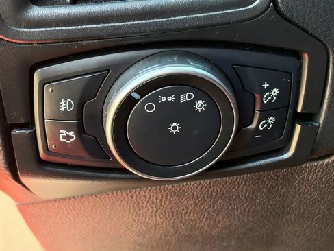 Used 2016 Ford Focus SE w/ SE Sport Package FWD image 17