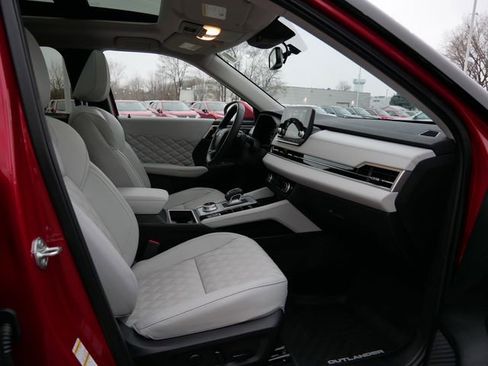 Used 2025 Mitsubishi Outlander SEL image 8