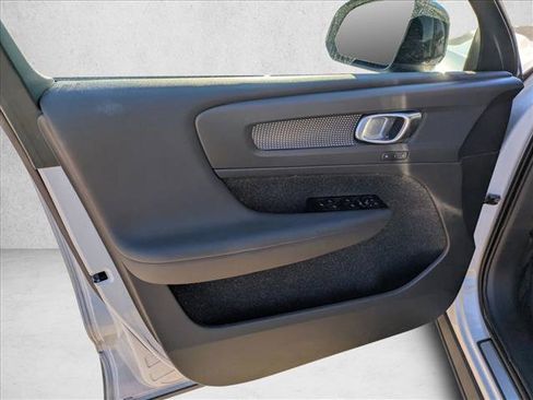 Used 2022 Volvo XC40 T4 R-Design w/ Protection Package Premier image 10