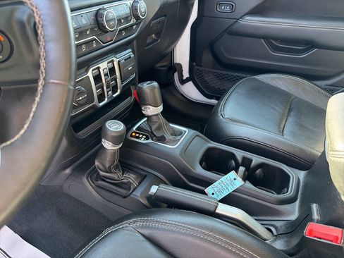 Used 2019 Jeep Wrangler Unlimited Sahara w/ Uconnect 4C Nav & Sound Group AWD/4WD image 28