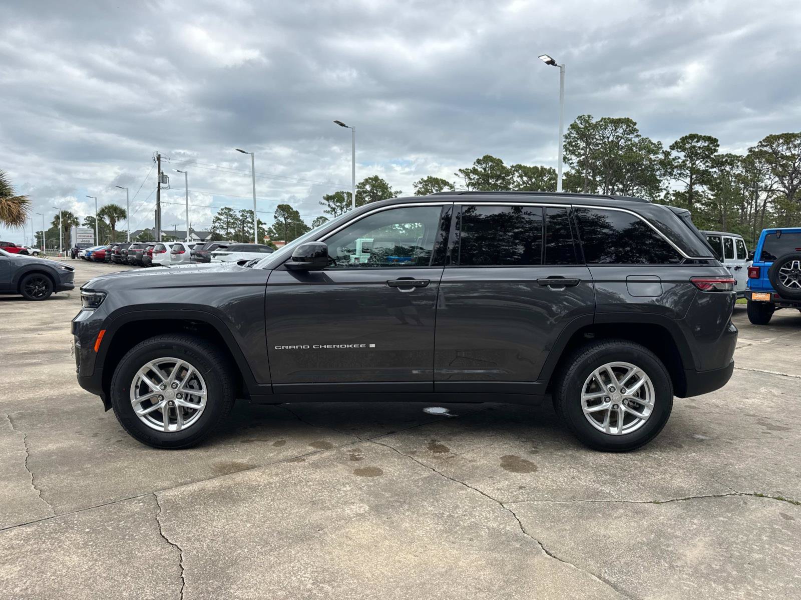 New 2026 Jeep Grand Cherokee Laredo w/ Trailer Tow Package AWD/4WD image 6