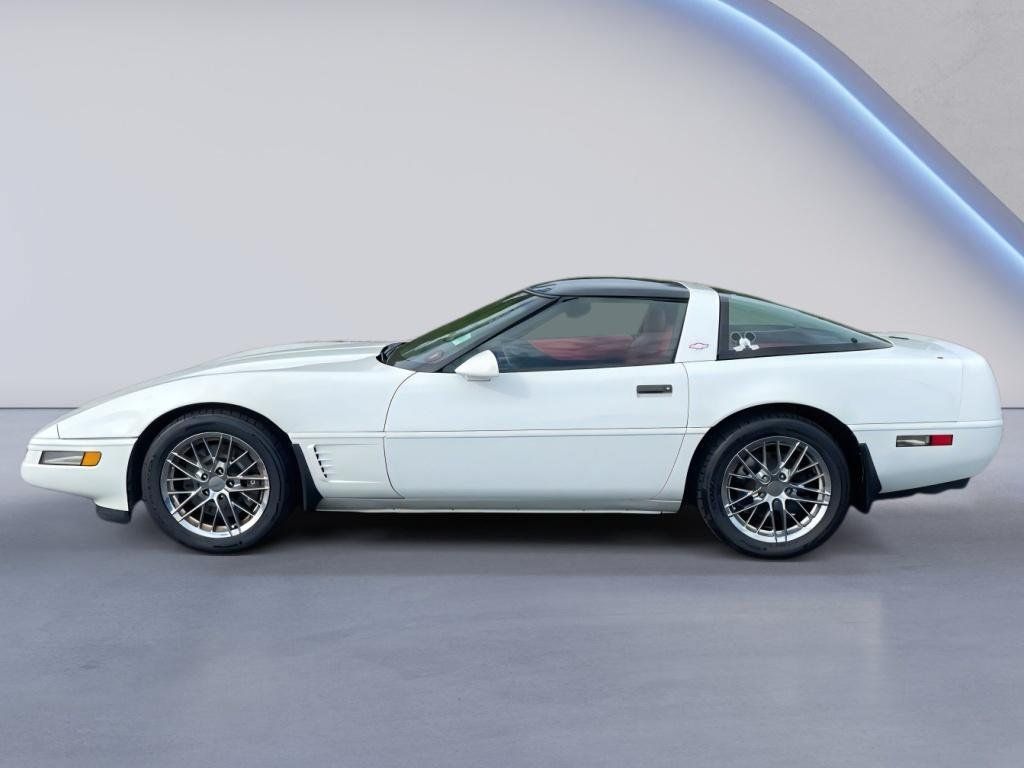 Used 1996 Chevrolet Corvette Coupe RWD image 3