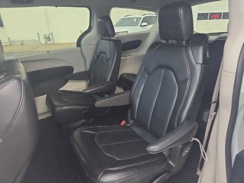 Used 2024 Chrysler Pacifica Touring-L image 22