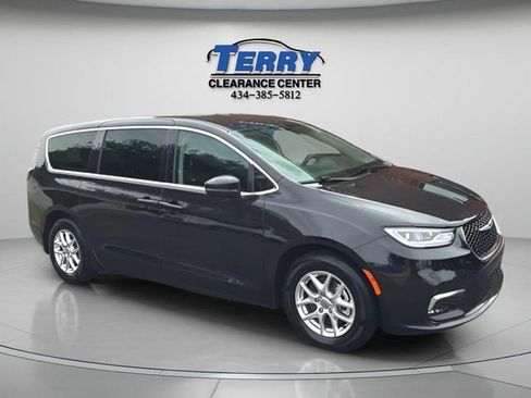 Used 2023 Chrysler Pacifica Touring-L FWD image 2
