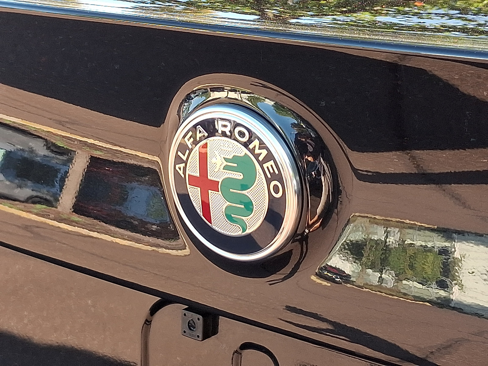 Used 2025 Alfa Romeo Giulia AWD w/ Veloce Package AWD image 32
