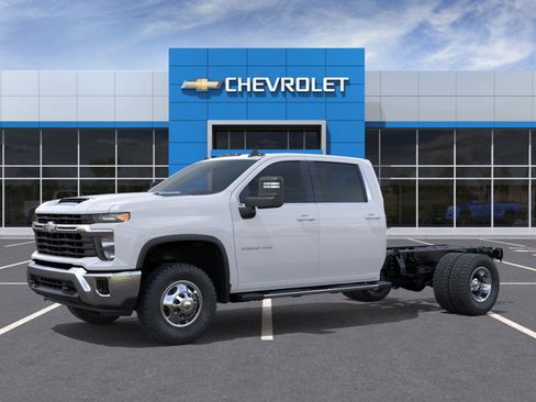 New 2026 Chevrolet Silverado 3500 LT image 2