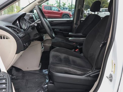 Used 2019 Dodge Grand Caravan SE image 16