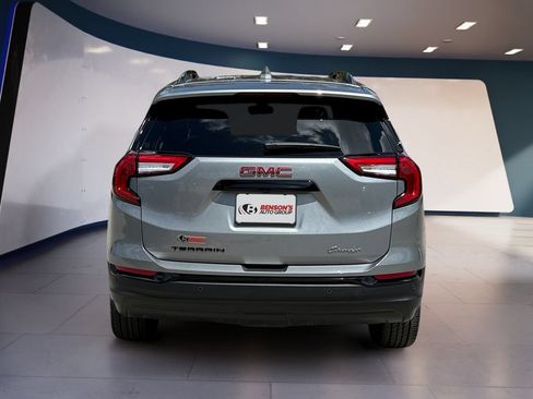 Used 2024 GMC Terrain SLE w/ Driver Convenience Package FWD image 4