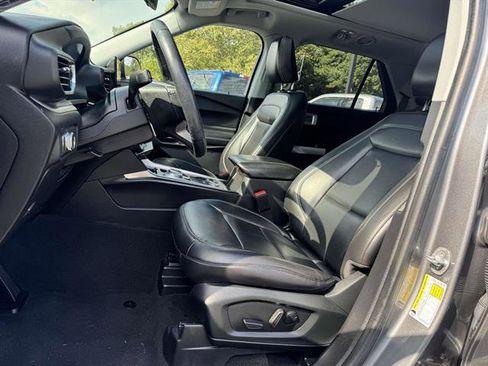 Used 2022 Ford Explorer XLT w/ Equipment Group 202A image 8