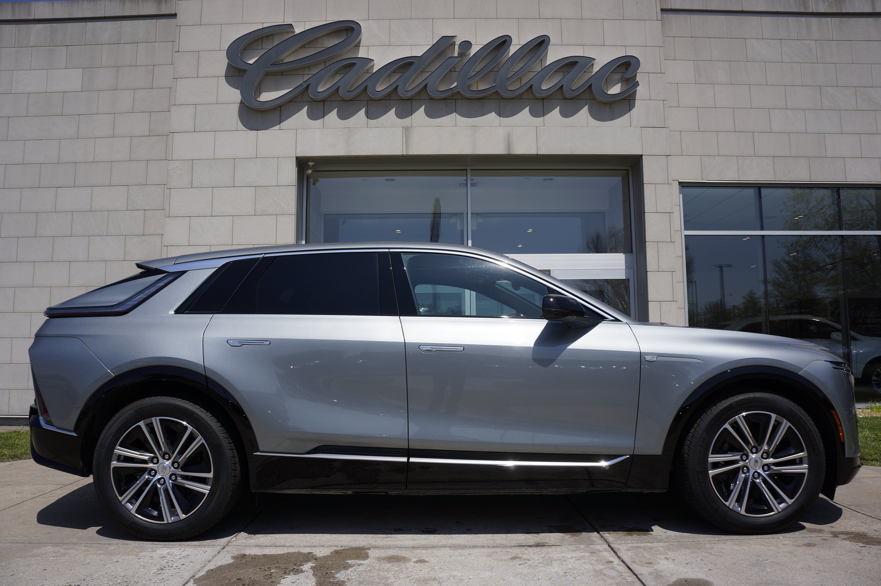 Used 2024 Cadillac Lyriq Tech RWD image 3