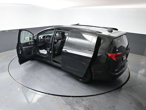 Used 2025 Chrysler Pacifica Limited FWD image 60