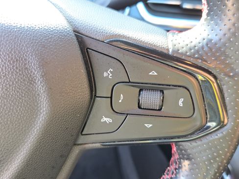 Used 2025 Chevrolet Trax RS FWD image 25