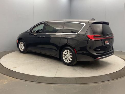 Used 2023 Chrysler Pacifica Touring-L FWD image 3
