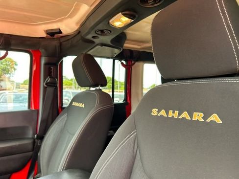 Used 2015 Jeep Wrangler Unlimited Sahara w/ Connectivity Group AWD/4WD image 27