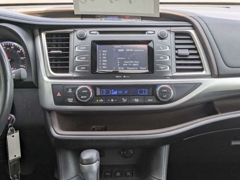 Used 2014 Toyota Highlander Plus AWD/4WD image 18