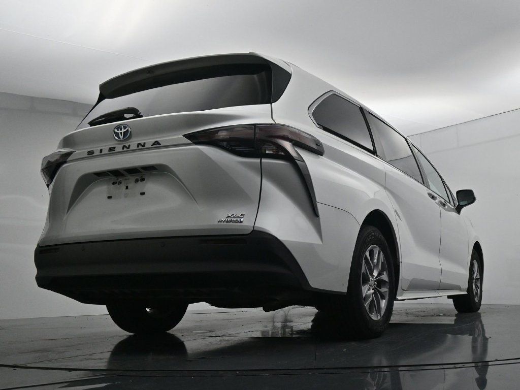 Used 2024 Toyota Sienna XLE FWD image 22
