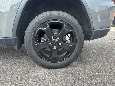 Used 2019 Jeep Grand Cherokee Laredo AWD/4WD image 21