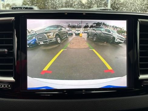 Used 2025 Chrysler Pacifica Select image 20