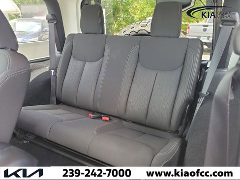 Used 2017 Jeep Wrangler Sahara w/ Connectivity Group AWD/4WD image 18