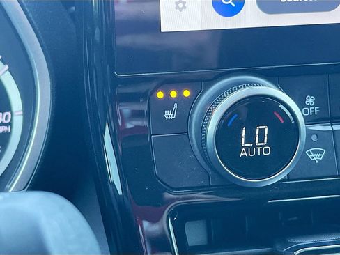 Used 2024 Toyota Highlander XLE FWD image 18