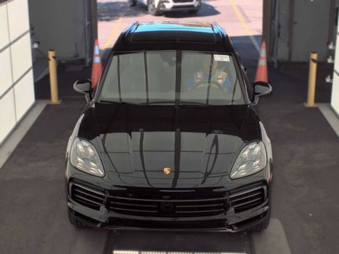 Used 2023 Porsche Cayenne Platinum Edition w/ Premium Package Plus AWD/4WD image 2