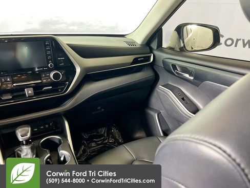 Used 2021 Toyota Highlander XLE image 27