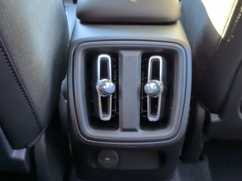 Used 2020 Volvo XC40 T4 R-Design image 23