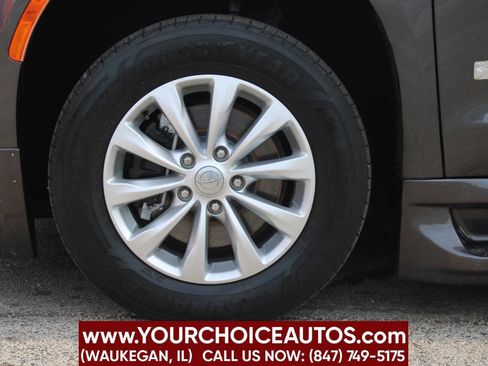 Used 2018 Chrysler Pacifica Touring-L image 10