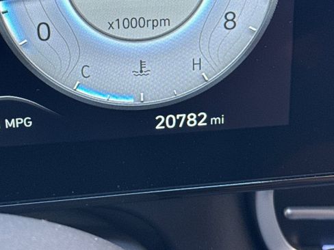 Used 2024 Hyundai Elantra SEL w/ Convenience Package image 3