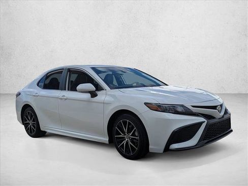 Used 2023 Toyota Camry SE image 3