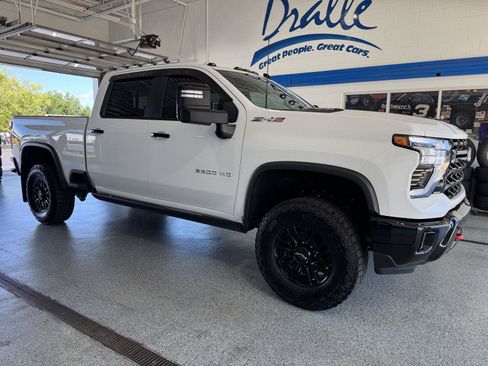 Used 2024 Chevrolet Silverado 2500 ZR2 w/ Technology Package AWD/4WD image 14