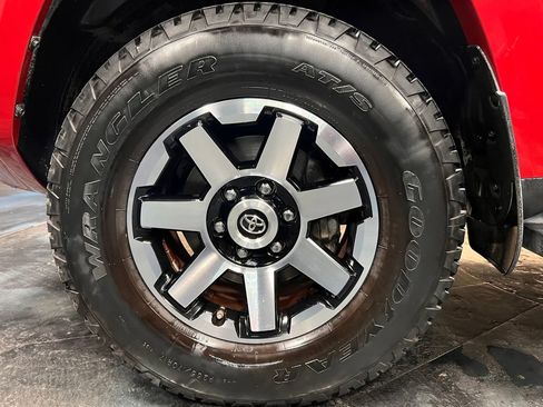 Used 2018 Toyota 4Runner TRD Off-Road Premium AWD/4WD image 32