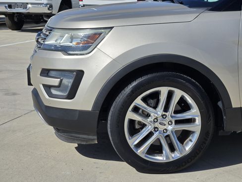 Used 2017 Ford Explorer XLT w/ Equipment Group 202A FWD image 9