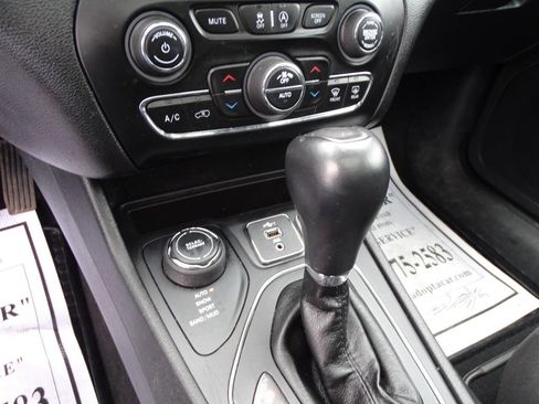 Used 2019 Jeep Cherokee Latitude Lux w/ Comfort & Convenience Group image 32