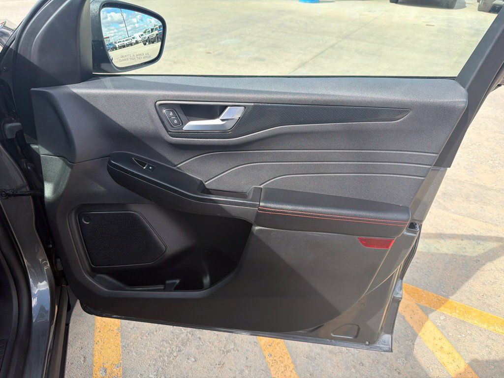 Used 2025 Ford Escape ST-Line Select AWD/4WD image 36