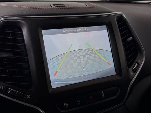 Used 2021 Jeep Cherokee Trailhawk w/ Technology Group image 17