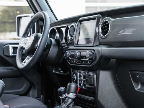Used 2023 Jeep Wrangler Unlimited Sahara AWD/4WD image 22