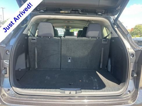 Used 2024 Toyota Highlander LE AWD/4WD image 29