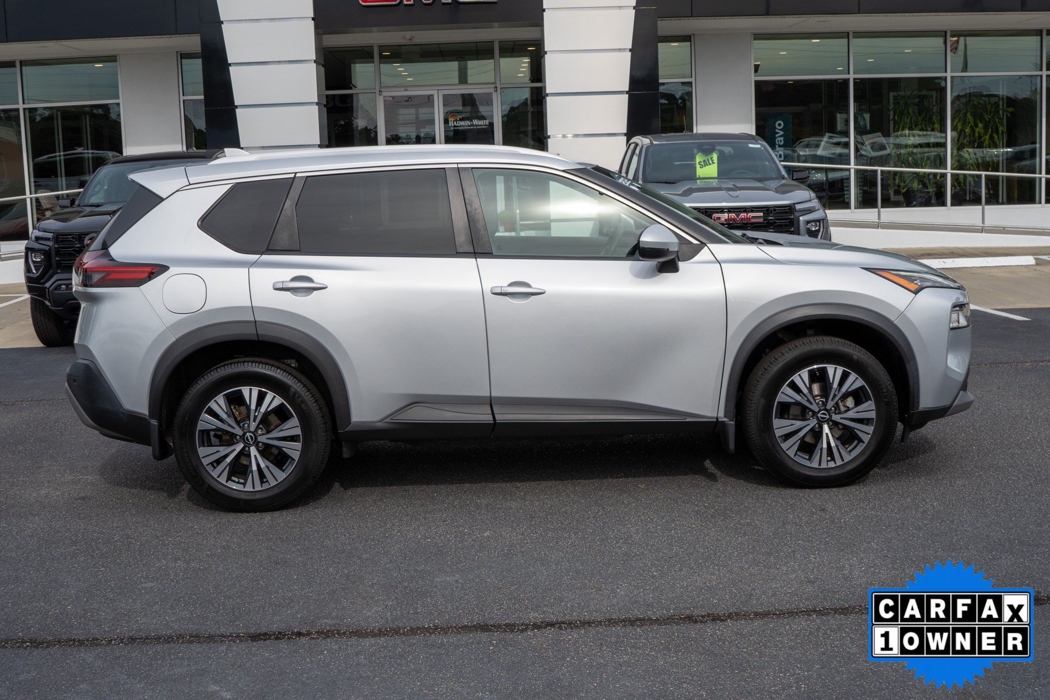 Used 2022 Nissan Rogue SV w/ SV Premium Package FWD image 2